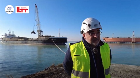 Riempimento della nuova calata a mare dei cantieri di Sestri Ponente