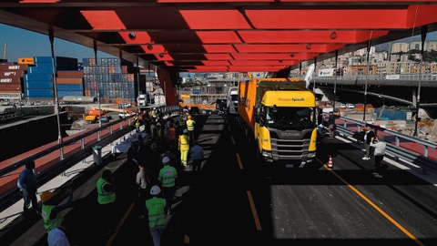 Nuovo Ponte del Papa, passano i primi camion