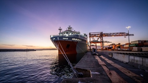 Primo approdo a Genova della nave più grande al mondo per trasporto yacht