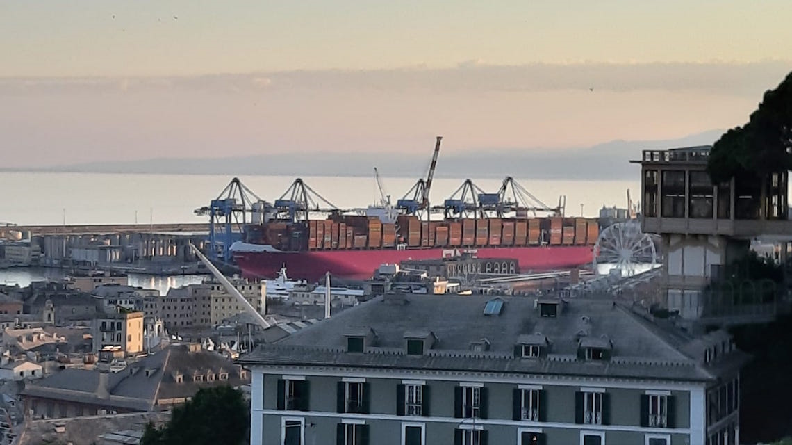 Megaship in approdo ai Ports of Genoa