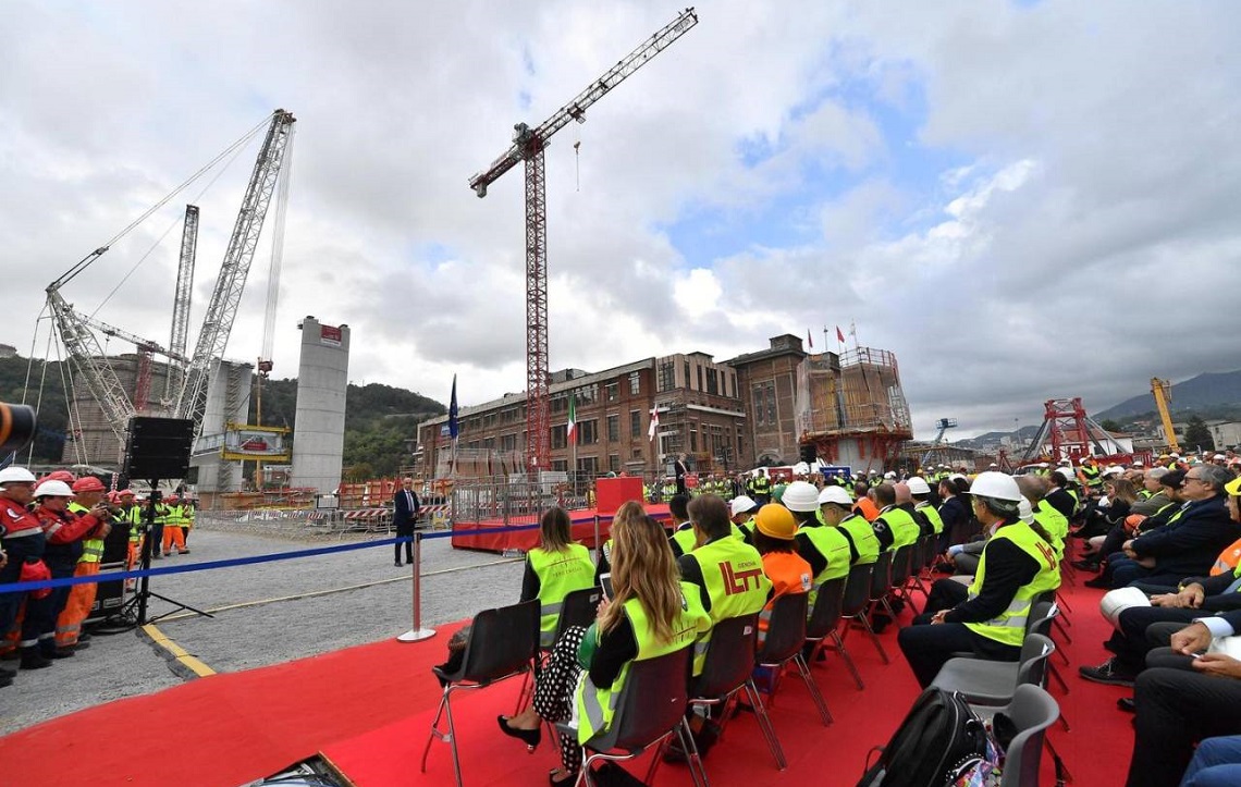 The first steel span hoisted onto the new Bridge for Genoa